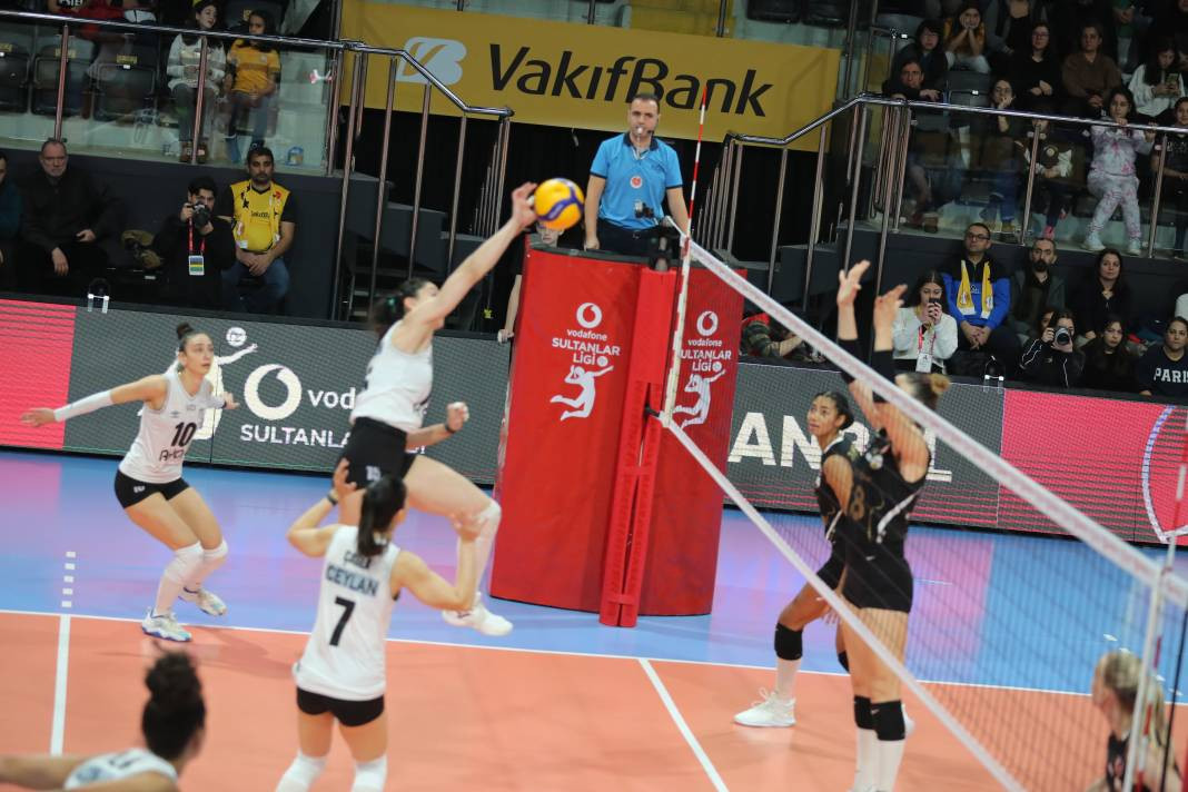 Zehra Güneş'in şov yaptığı maçta Vakıfbank Beşiktaş karşısında kazandı. Maçın tüm fotoğrafları - Resim: 4