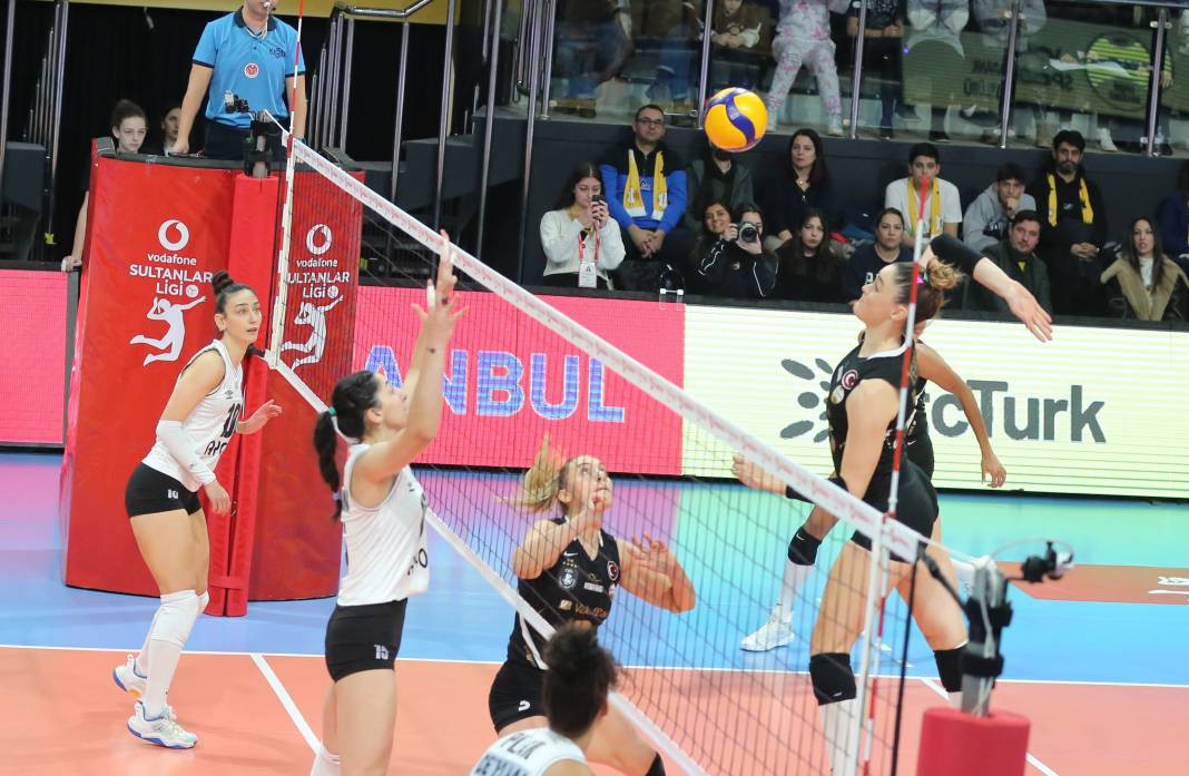 Zehra Güneş'in şov yaptığı maçta Vakıfbank Beşiktaş karşısında kazandı. Maçın tüm fotoğrafları - Resim: 20