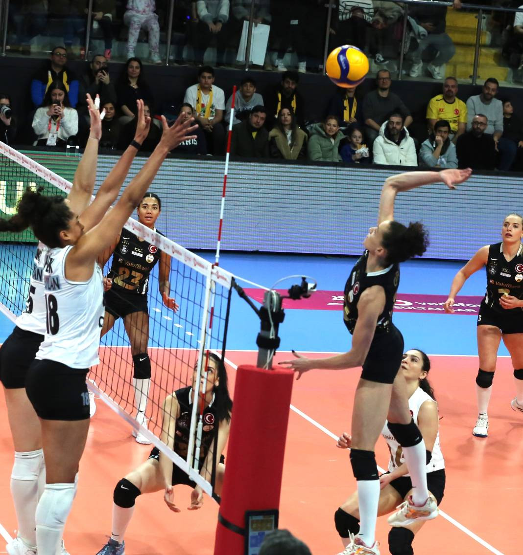 Zehra Güneş'in şov yaptığı maçta Vakıfbank Beşiktaş karşısında kazandı. Maçın tüm fotoğrafları - Resim: 7