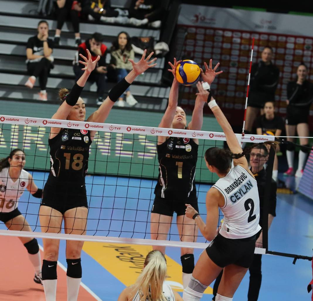 Zehra Güneş'in şov yaptığı maçta Vakıfbank Beşiktaş karşısında kazandı. Maçın tüm fotoğrafları - Resim: 111
