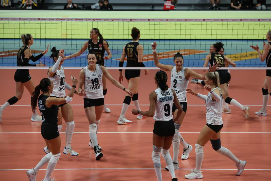 Zehra Güneş'in şov yaptığı maçta Vakıfbank Beşiktaş karşısında kazandı. Maçın tüm fotoğrafları - Resim: 104