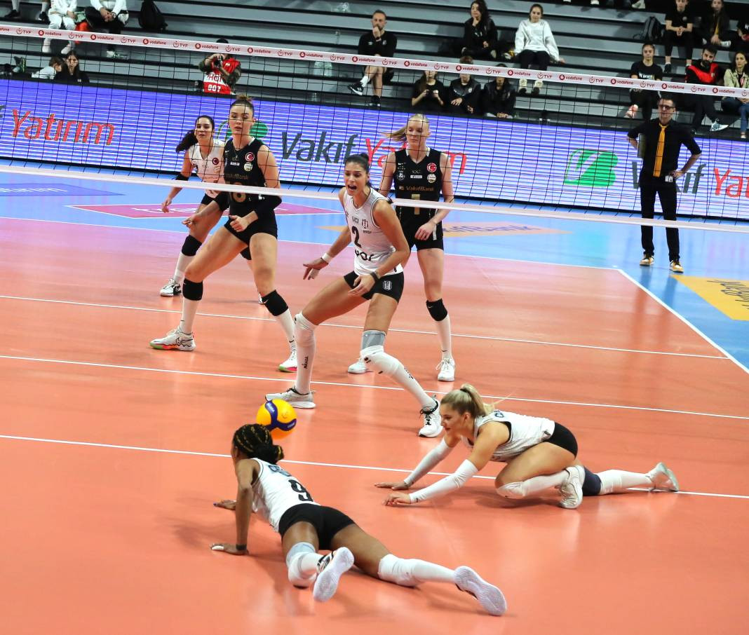 Zehra Güneş'in şov yaptığı maçta Vakıfbank Beşiktaş karşısında kazandı. Maçın tüm fotoğrafları - Resim: 101