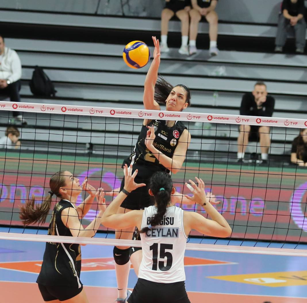 Zehra Güneş'in şov yaptığı maçta Vakıfbank Beşiktaş karşısında kazandı. Maçın tüm fotoğrafları - Resim: 90