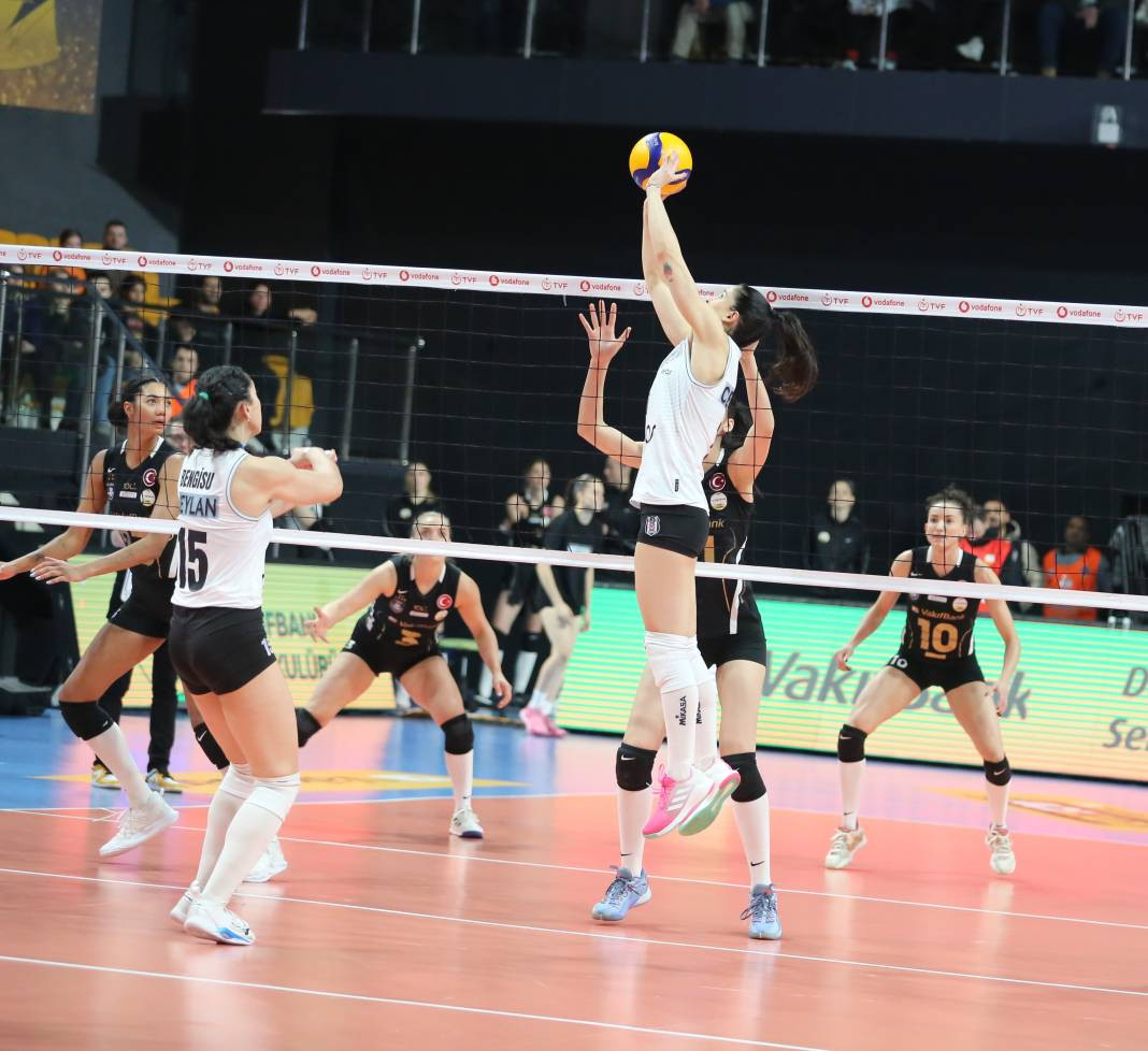 Zehra Güneş'in şov yaptığı maçta Vakıfbank Beşiktaş karşısında kazandı. Maçın tüm fotoğrafları - Resim: 72