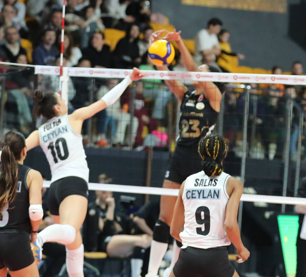 Zehra Güneş'in şov yaptığı maçta Vakıfbank Beşiktaş karşısında kazandı. Maçın tüm fotoğrafları - Resim: 73