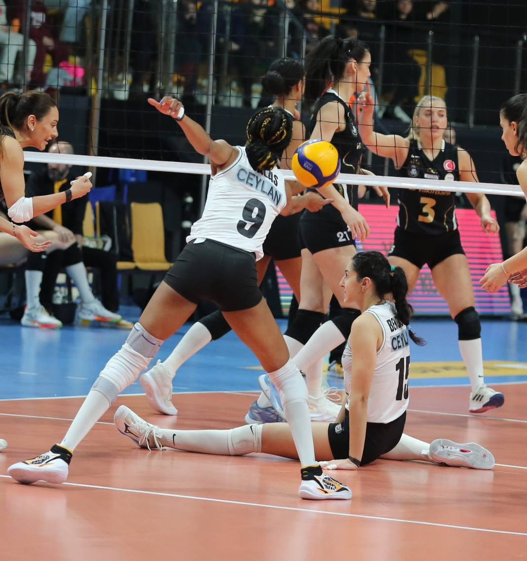 Zehra Güneş'in şov yaptığı maçta Vakıfbank Beşiktaş karşısında kazandı. Maçın tüm fotoğrafları - Resim: 71