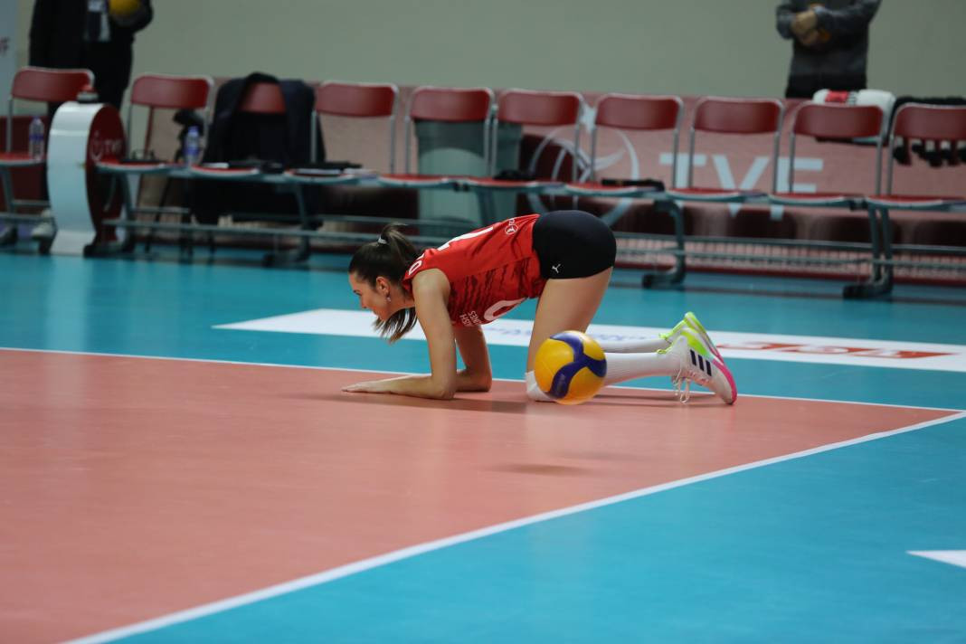 THY Kuzeyboru karşısında yüksekten uçtu. Nefes kesen maçı kazandı - Resim: 45