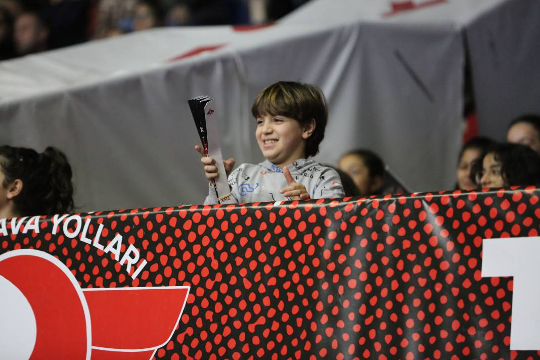 THY Kuzeyboru karşısında yüksekten uçtu. Nefes kesen maçı kazandı - Resim: 33