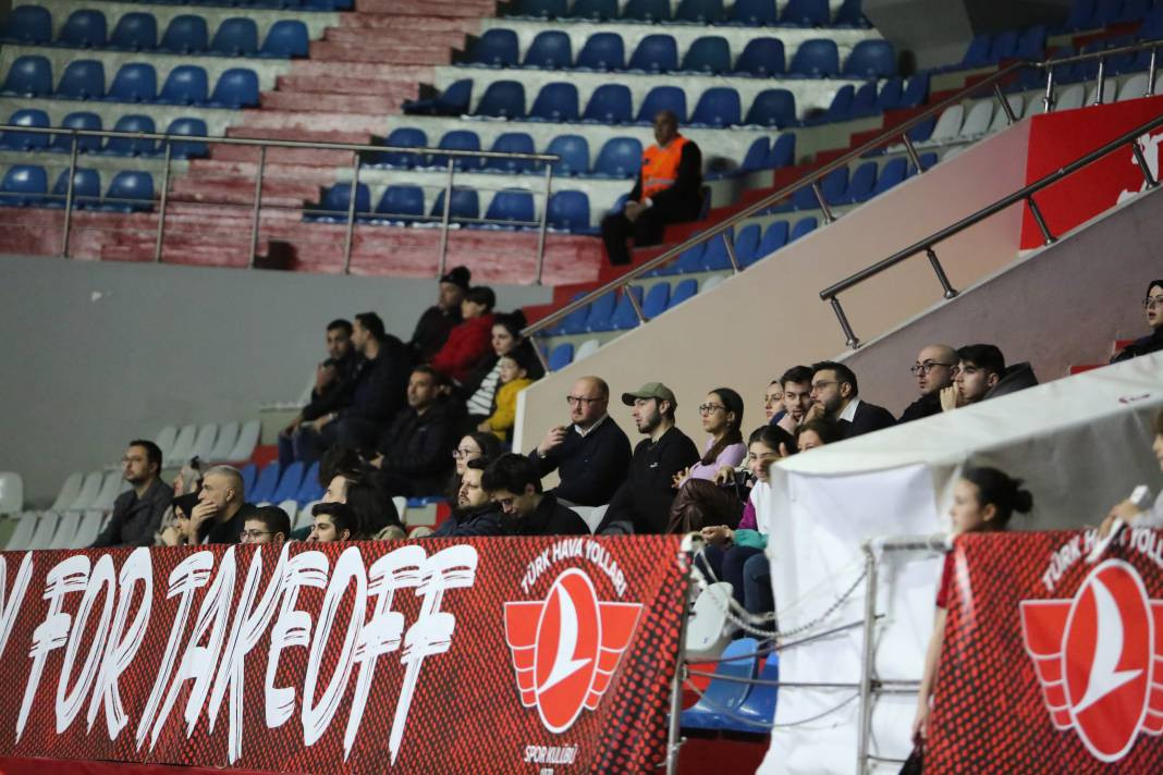 THY Kuzeyboru karşısında yüksekten uçtu. Nefes kesen maçı kazandı - Resim: 31