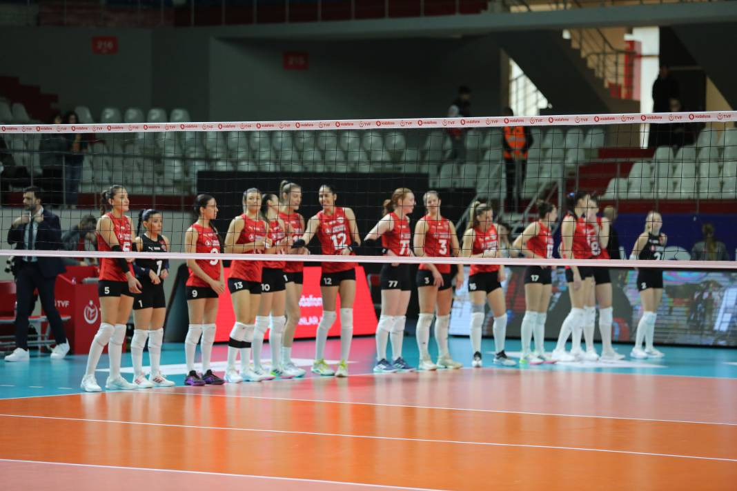 THY Kuzeyboru karşısında yüksekten uçtu. Nefes kesen maçı kazandı - Resim: 20