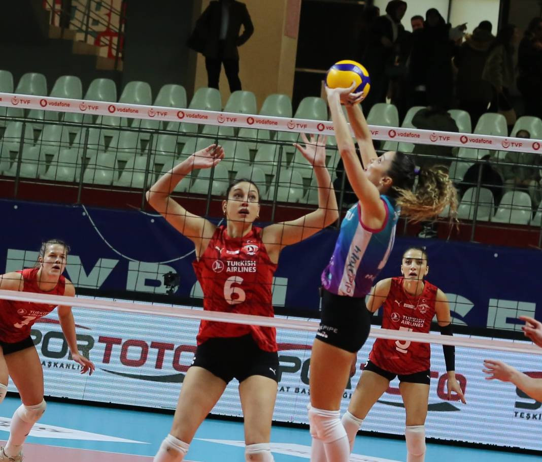 THY Kuzeyboru karşısında yüksekten uçtu. Nefes kesen maçı kazandı - Resim: 25