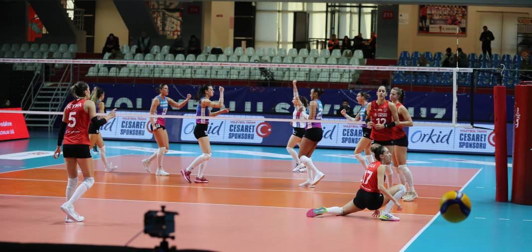 THY Kuzeyboru karşısında yüksekten uçtu. Nefes kesen maçı kazandı - Resim: 59