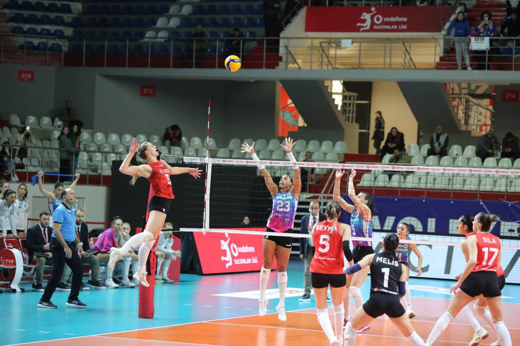 THY Kuzeyboru karşısında yüksekten uçtu. Nefes kesen maçı kazandı - Resim: 51