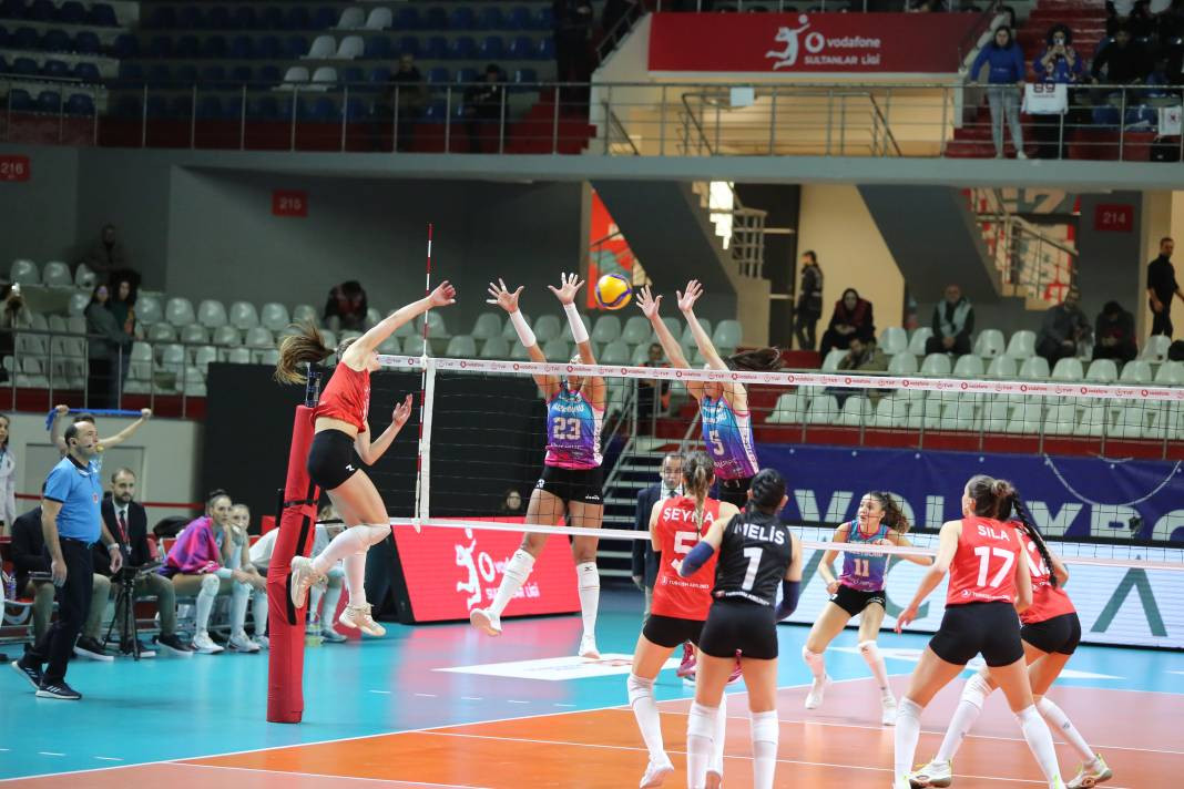 THY Kuzeyboru karşısında yüksekten uçtu. Nefes kesen maçı kazandı - Resim: 50