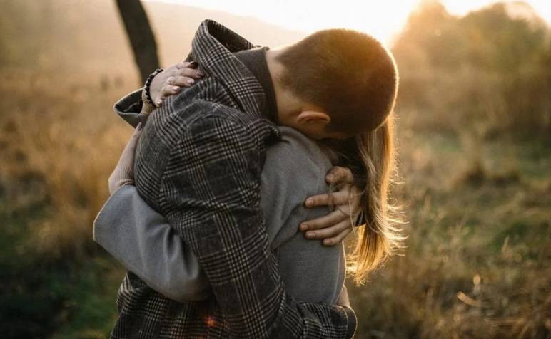 Bir erkek bir kadına sarıldığında ne olur? Düşündüğünüz gibi değil - Resim: 2