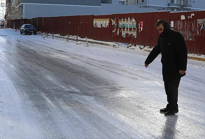 Karlı ve buzlu yolda nasıl yürünür? Bunu yapmazsanız canınız çok yanar - Resim: 2