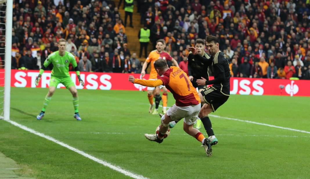 Muslera devleşti Icardi fişi çekti. Galatasaray taraftarı öldü öldü dirildi - Resim: 60