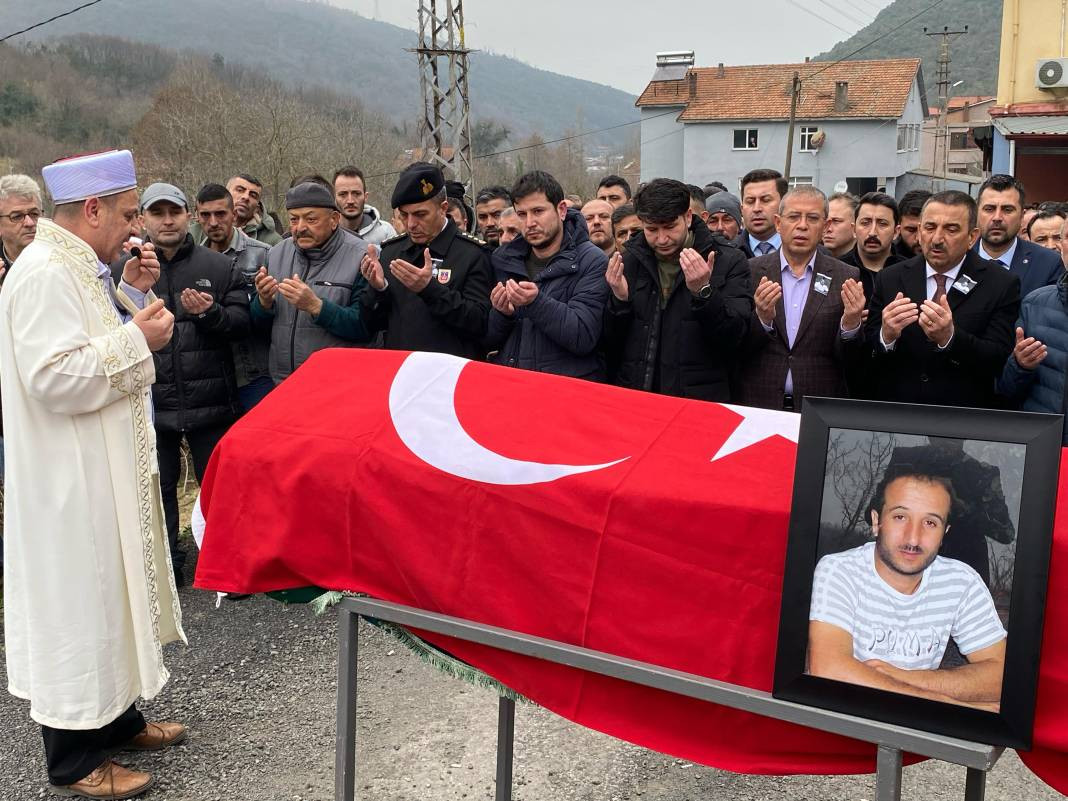 Kömür tumbasına sıkışıp ölen madenciye son veda - Resim: 16