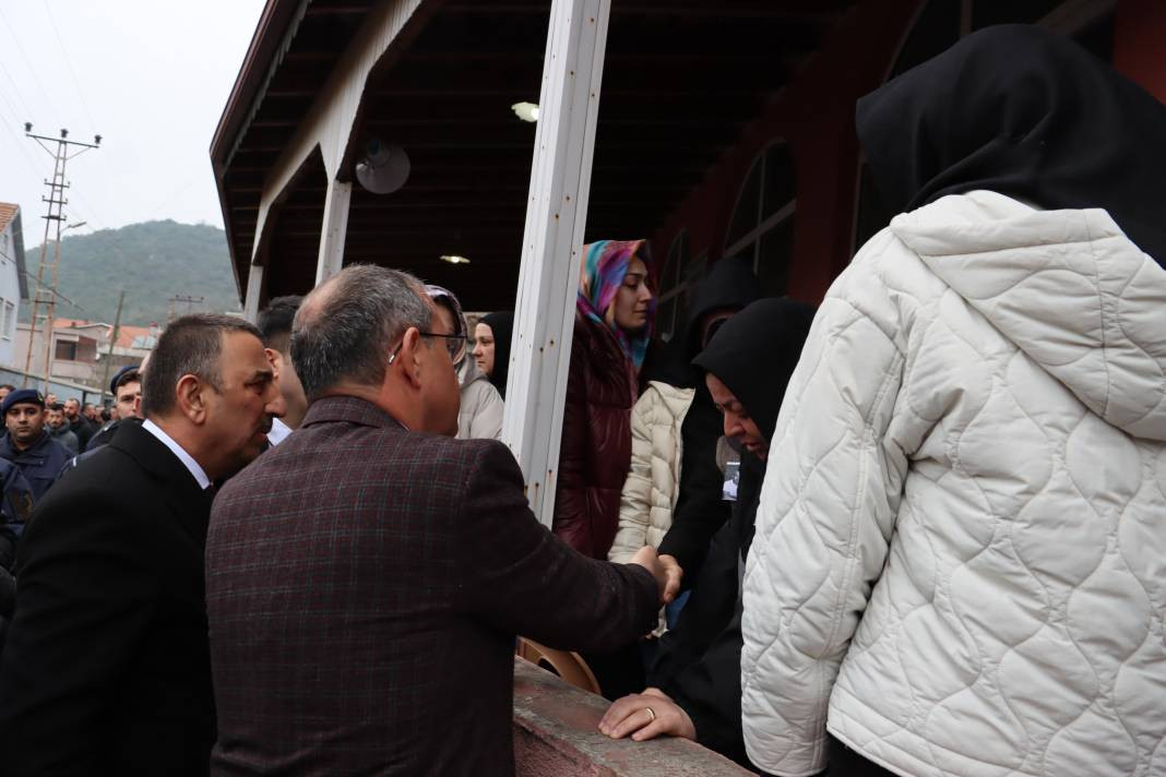 Kömür tumbasına sıkışıp ölen madenciye son veda - Resim: 11