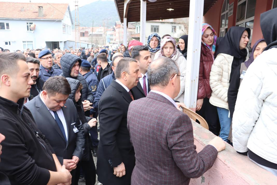 Kömür tumbasına sıkışıp ölen madenciye son veda - Resim: 10