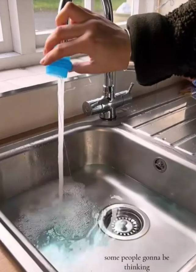 Sosyal medya genç kızın kıyafetlerini konuşuyor. Kotlarını hiç yıkamıyor. İşte sebebi - Resim: 15