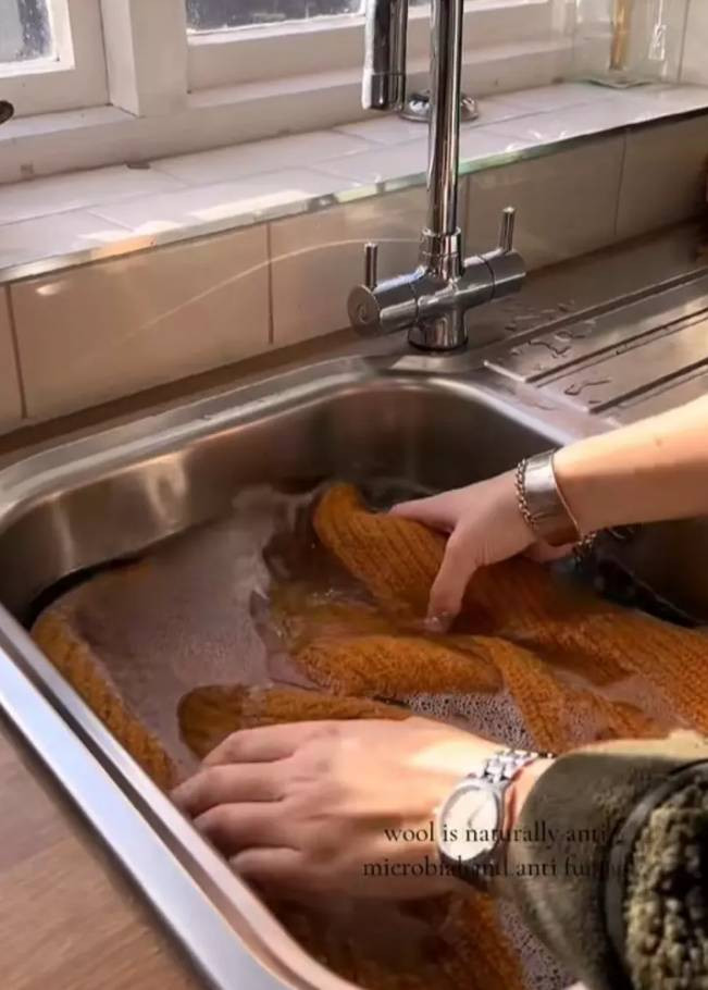 Sosyal medya genç kızın kıyafetlerini konuşuyor. Kotlarını hiç yıkamıyor. İşte sebebi - Resim: 13