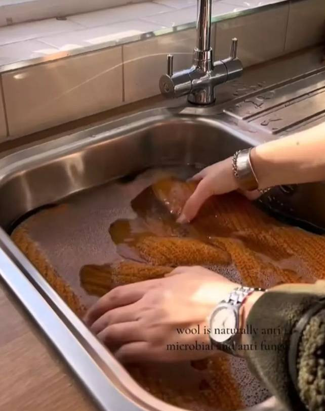 Sosyal medya genç kızın kıyafetlerini konuşuyor. Kotlarını hiç yıkamıyor. İşte sebebi - Resim: 6