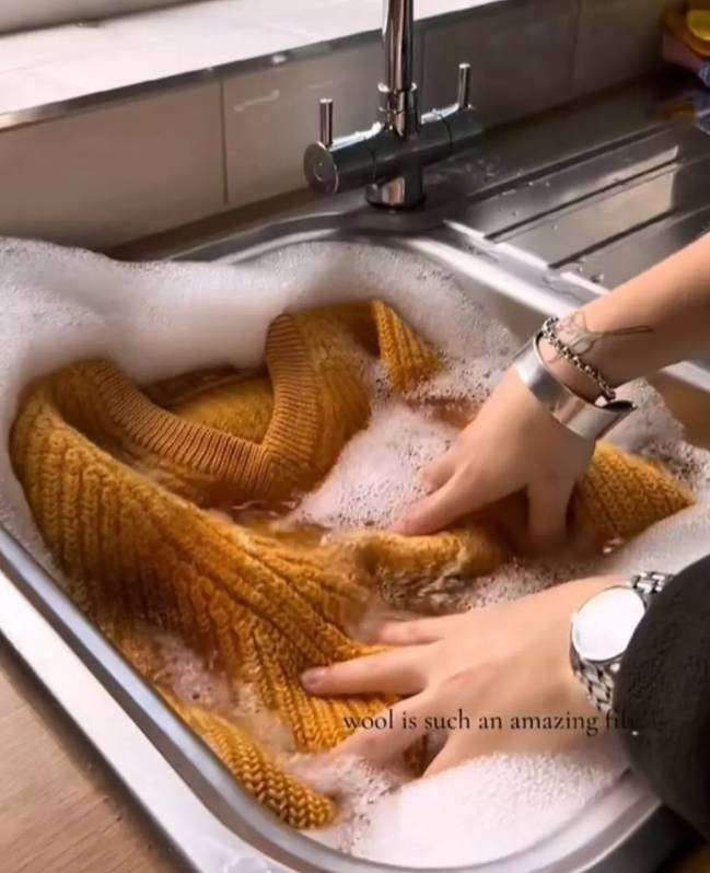 Sosyal medya genç kızın kıyafetlerini konuşuyor. Kotlarını hiç yıkamıyor. İşte sebebi - Resim: 9