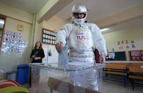 Seçime ilginç kostümlerle gidip oy kullandılar - Resim: 1