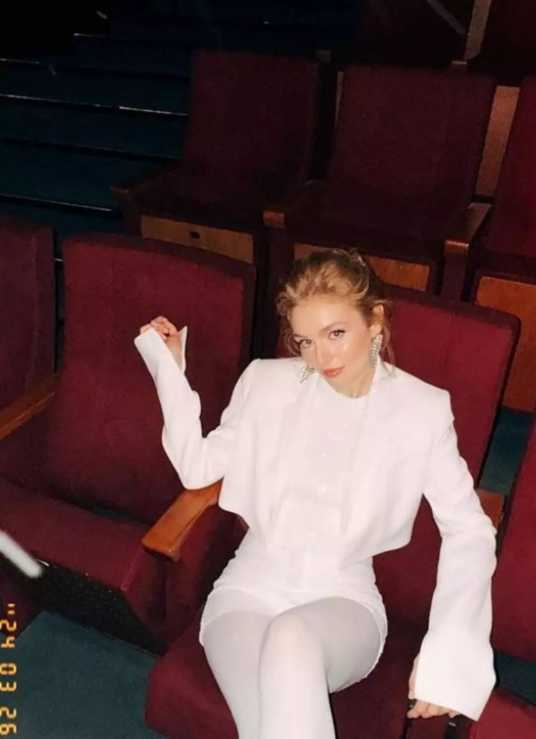 Galada beyaz elbise giydi olay oldu - Resim: 5