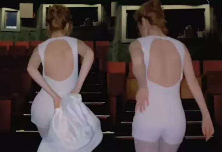 Galada beyaz elbise giydi olay oldu - Resim: 1