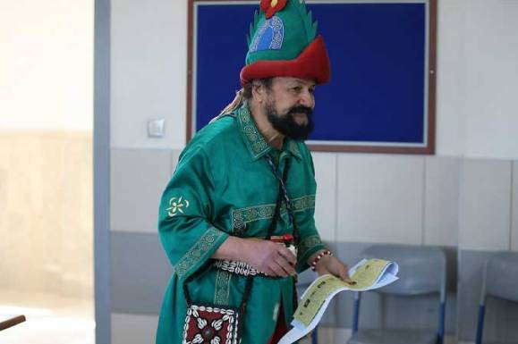 Seçime ilginç kostümlerle gidip oy kullandılar - Resim: 2