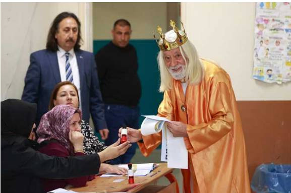 Seçime ilginç kostümlerle gidip oy kullandılar - Resim: 3
