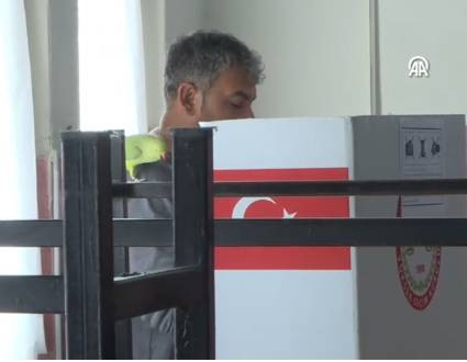 Seçime ilginç kostümlerle gidip oy kullandılar - Resim: 4