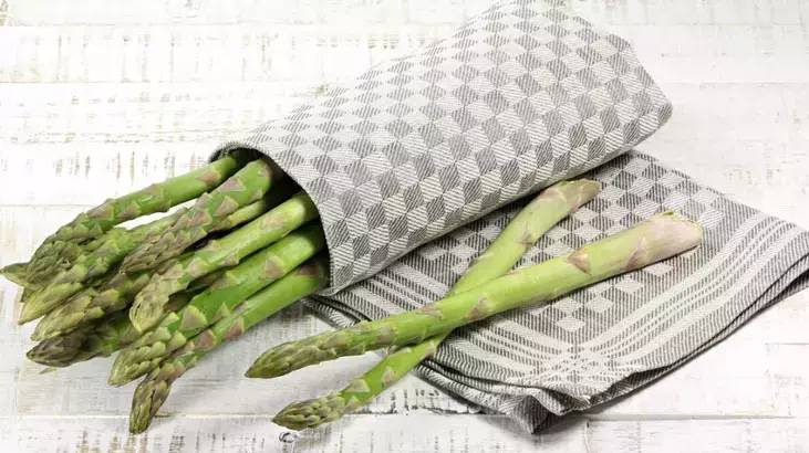 Yeşilliklerin üstüne koyunca tazecik kalıyor. Haftalarca saklayın her evde varmış - Resim: 5