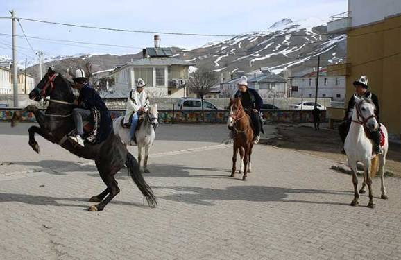 Seçime ilginç kostümlerle gidip oy kullandılar - Resim: 7