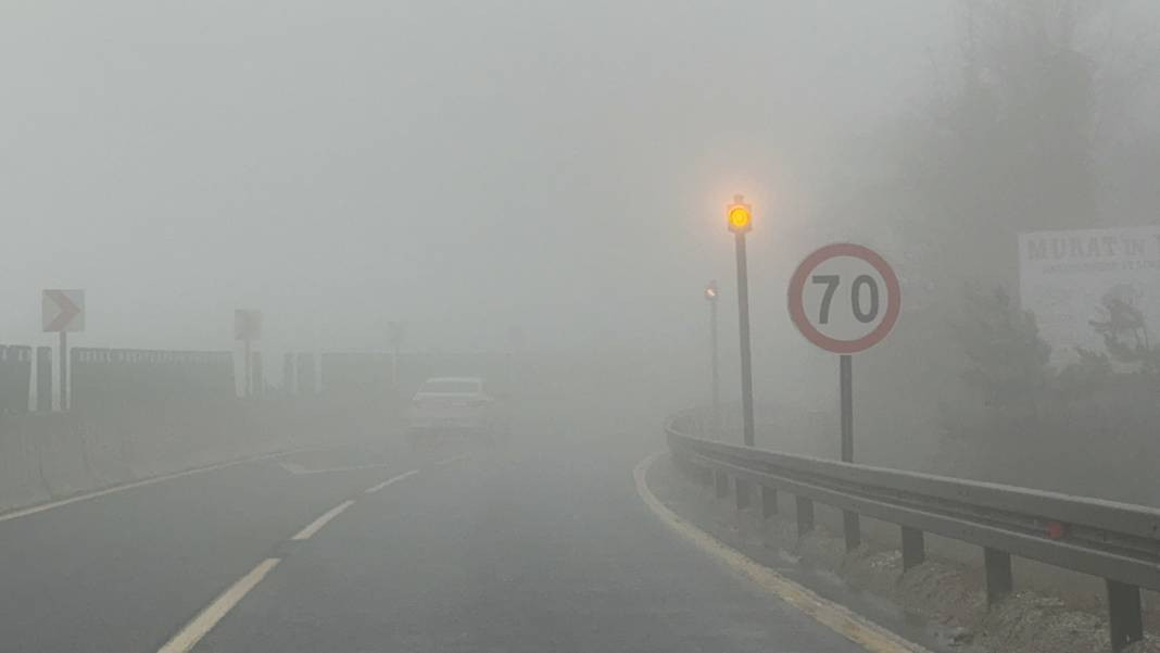 Bolu'da sis. Gözler 5 metre sonrasını görmüyor - Resim: 2