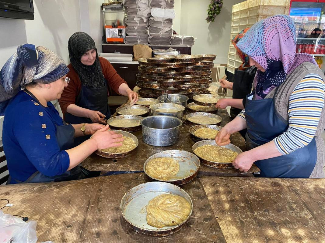 Ramazan pidesinin içine kattı tanesini 80 TL'den satıyor. Kapısında kuyruk oluyorlar - Resim: 6