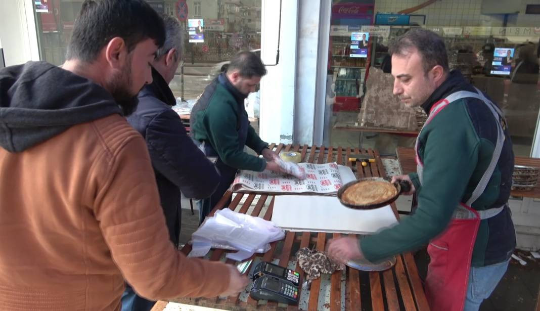 Ramazan pidesinin içine kattı tanesini 80 TL'den satıyor. Kapısında kuyruk oluyorlar - Resim: 5