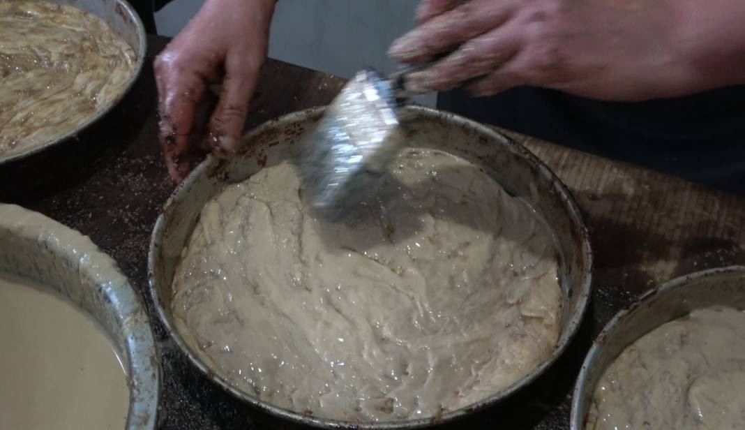 Ramazan pidesinin içine kattı tanesini 80 TL'den satıyor. Kapısında kuyruk oluyorlar - Resim: 3