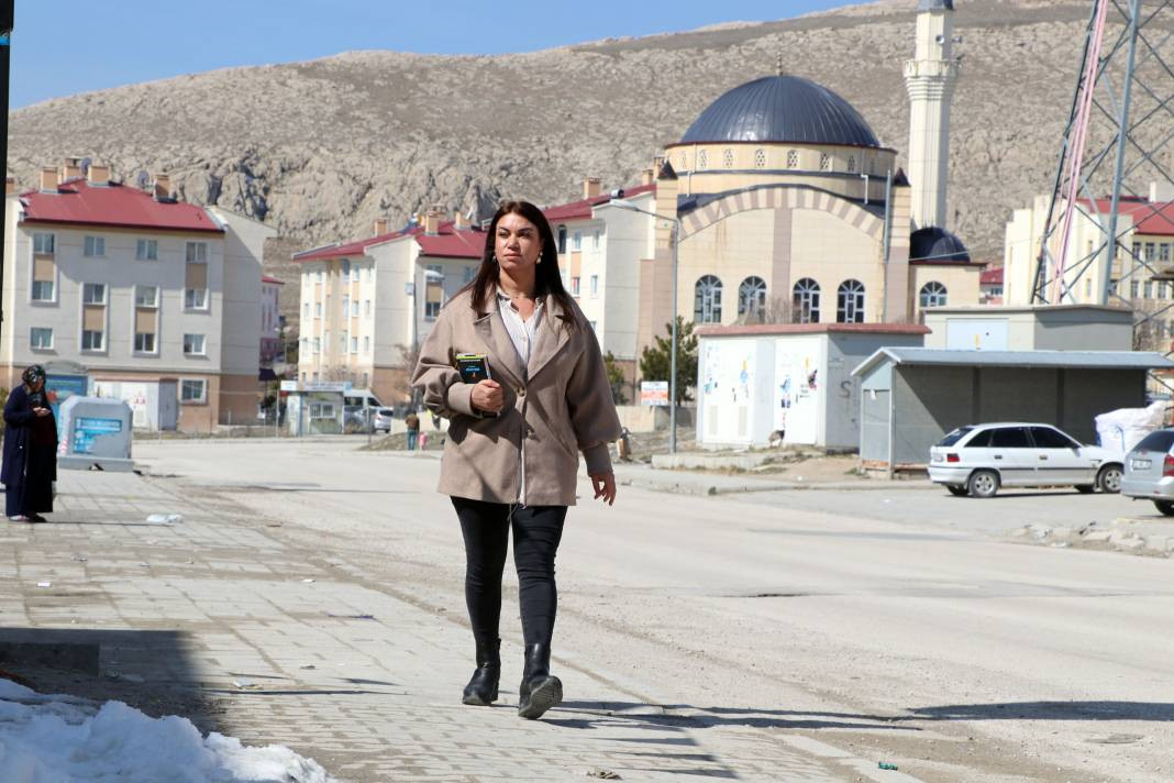 Mahallenin ilk kadın muhtar adayı 22 erkek adaya karşı yarışacak - Resim: 10