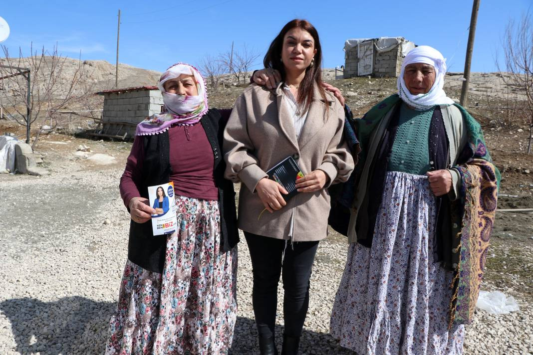 Mahallenin ilk kadın muhtar adayı 22 erkek adaya karşı yarışacak - Resim: 14