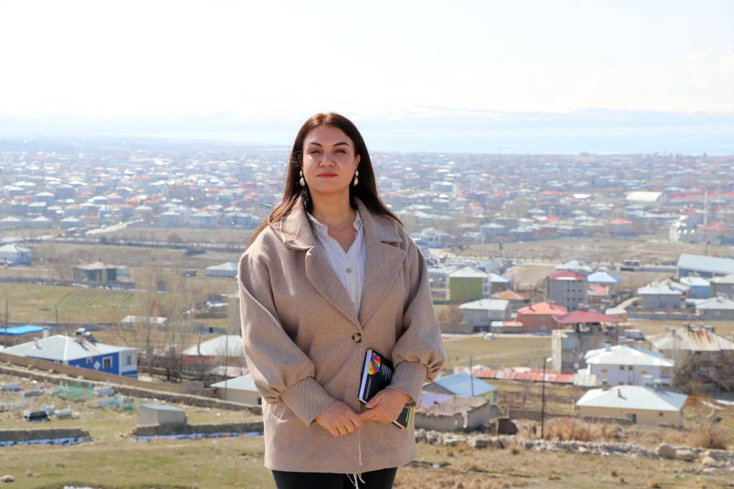 Mahallenin ilk kadın muhtar adayı 22 erkek adaya karşı yarışacak - Resim: 12
