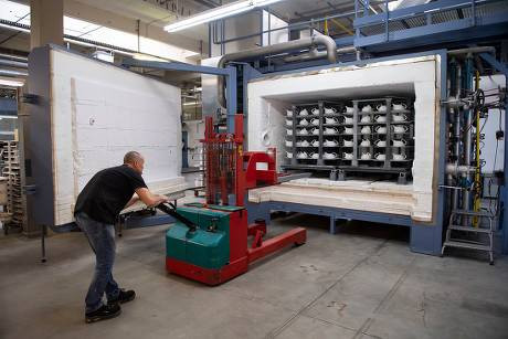 Porselen devi 100 kişiyi işten atıyor. Diğer çalışanları sıra bize de gelecek mi korkusu sardı - Resim: 1