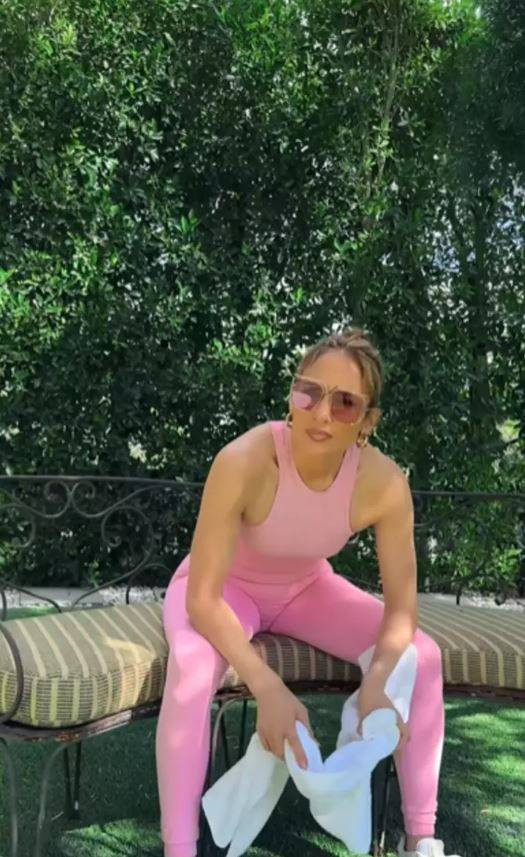 60 milyon dolarlık evinin bahçesinde spor yaptı. Görenler 'sen hiç yaşlanmayacak mısın' dedi - Resim: 8