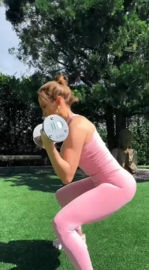 60 milyon dolarlık evinin bahçesinde spor yaptı. Görenler 'sen hiç yaşlanmayacak mısın' dedi - Resim: 5