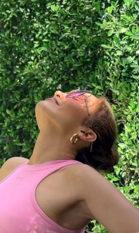 60 milyon dolarlık evinin bahçesinde spor yaptı. Görenler 'sen hiç yaşlanmayacak mısın' dedi - Resim: 3