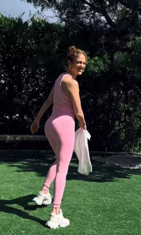 60 milyon dolarlık evinin bahçesinde spor yaptı. Görenler 'sen hiç yaşlanmayacak mısın' dedi - Resim: 4