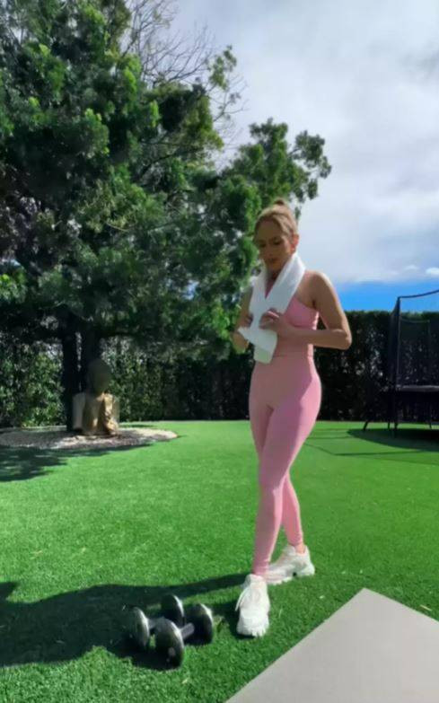 60 milyon dolarlık evinin bahçesinde spor yaptı. Görenler 'sen hiç yaşlanmayacak mısın' dedi - Resim: 2