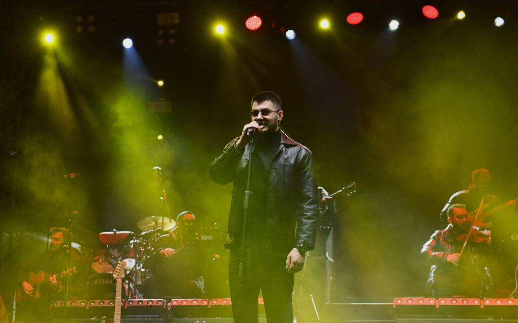 Ünlü şarkıcı akşam 100 bin kişilik konserinden verdi sabah Isparta’ya askere gitti! Kışlanın önünden karizmatik poz - Resim: 1